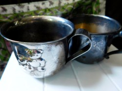 2 metal cups a